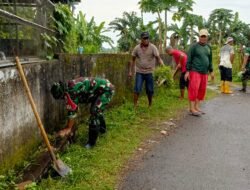 Hidupkan Semangat Gotong Royong, Danramil Bajeng Pimpin Karya Bhakti Bersihkan Saluran Air di Desa Bone