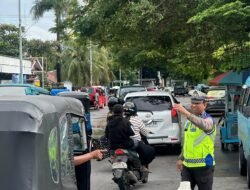 Ops Lilin 2025: Personel Polres Pelabuhan Makassar Sigap Urai Kemacetan di Pasar Sentral, Polisi Hadir Layani Masyarakat