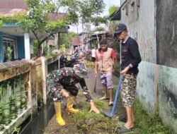 Gotong Royong Sambut Tahun Baru: Babinsa Kodim Gowa Pimpin Karya Bakti Bersihkan Sampah dan Rumput