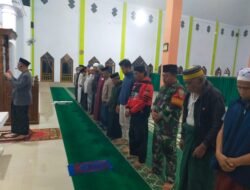 Kemanunggalan di Balik Saf: Babinsa Kodim 1409/Gowa Hadir di Tengah Jamaah Subuh Masjid Besar Malakaji
