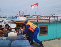 Humanis di Dermaga Paotere, Satpolairud Polres Pelabuhan Makassar Dampingi Penumpang Kapal