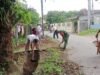 Antisipasi Banjir, Babinsa Koramil Bajeng Bersama Warga Gelar Karya Bakti Bersihkan Drainase