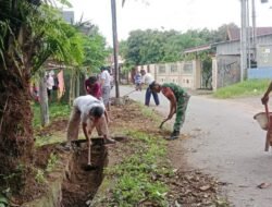 Antisipasi Banjir, Babinsa Koramil Bajeng Bersama Warga Gelar Karya Bakti Bersihkan Drainase