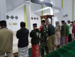 Perkokoh Kemanunggalan, Babinsa Tompobulu Awali Akhir Pekan dengan Ibadah Bersama Warga