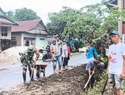 Antisipasi Banjir, Babinsa Kodim 1409/Gowa Ajak Warga Kompak Bersihkan Drainase di Dusun Kampungparang