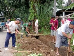 Antisipasi Banjir, Babinsa Koramil Bajeng Ajak Warga Bontotangnga Bersihkan Sedimen Drainase