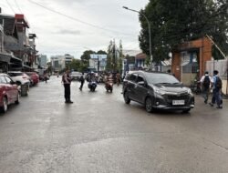Hujan Tak Surutkan Tugas, Sat Samapta Polres Pelabuhan Makassar jaga Keselamatan Pelajar