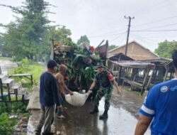 Wujudkan Lingkungan Sehat, Babinsa Gowa Pimpin Karya Bakti Gotong Royong Bersihkan Jalan Lintas Dusun di Pallangga