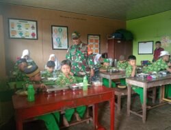 Pastikan Kualitas Nutrisi Siswa, Babinsa Korami Tompobulu Pantau Distribusi MBG di Kelurahan Cikoro