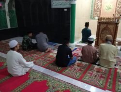 Pererat Sinergi di Fajar Hari: Babinsa Bontomarannu Berbaur dalam Doa dan Dialog Bersama Warga