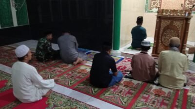 Pererat Sinergi di Fajar Hari: Babinsa Bontomarannu Berbaur dalam Doa dan Dialog Bersama Warga