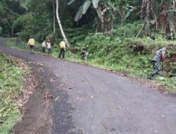 Wujud Kemanunggalan TNI-Rakyat, Babinsa Kodim Gowa Pimpin Aksi Bersih Lingkungan di Dusun Sapakeke