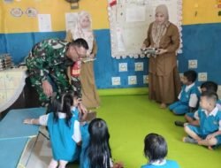 Wujudkan Generasi Sehat, Babinsa Koramil Pallangga Kawal Pembagian Makanan Bergizi Gratis di Desa Kampili