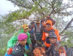 Tanpa Mengenal Lelah Prajurit Hasanuddin Hantam Medan Terjal Mengevakuasi Korban