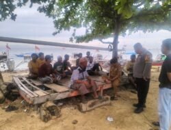 Bhabinkamtibmas Kodingareng Ajak Warga Antisipasi Cuaca Buruk dan Ombak Tinggi