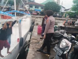 Cuaca Ekstrem Melanda Perairan, Satbinmas Polres Pelabuhan Makassar Sambangi Nelayan di Paotere