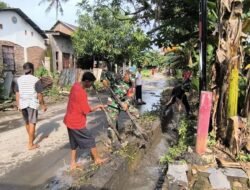 Antisipasi Banjir di Musim Hujan, Babinsa Koramil Bajeng Pimpin Normalisasi Drainase di Biring Balang
