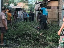 Sinergi Tanpa Batas: Babinsa Koramil Bajeng, Tokoh Agama, dan Warga Desa Tanabangka Kompak Bersihkan Lingkungan Masjid