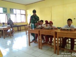 Kawal Program MBG, Babinsa Koramil Tompobulu Pastikan Kualitas Nutrisi Siswa di Kec. Bungaya Terjamin