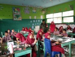 Kawal Program Nasional, Babinsa Gowa Pastikan 188 Pelajar Timbuseng Terima Makan Siang Bergizi dan Layak
