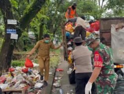 Ciptakan Lingkungan Bersih, Babinsa Gowa Bersama Kelurahan Samata dan DLH Gelar Karya Bakti