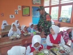 Sukseskan Program Nasional, Babinsa Tompobulu Kawal Distribusi Makan Bergizi Gratis di SDN Cikoro