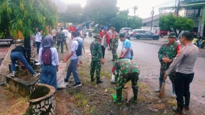 Aksi Bersih Pasar dan Irigasi, Danramil Bontonompo Gandeng Polri hingga Pelajar SMK Garudaya