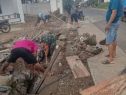 Jaga Kebersihan Lingkungan, Babinsa Koramil Tompobulu Pimpin Aksi Bersih Selokan di Gantarang