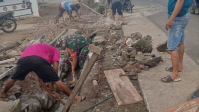 Jaga Kebersihan Lingkungan, Babinsa Koramil Tompobulu Pimpin Aksi Bersih Selokan di Gantarang