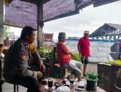 Patroli Humanis di Tengah Cuaca Ekstrem, Bhabinkamtibmas Sambangi Warga Pulau Barrang Lompo