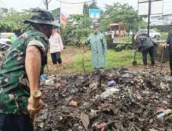 Sinergi Tanpa Batas Koramil 1409-06/Bajeng Bersama Warga Mata Allo Gelar Karya Bakti Bahu-membahu Bersihkan Pasar Limbung