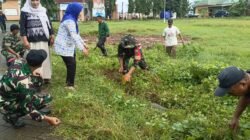 Antisipasi Banjir dan Perkuat Sinergitas, Danramil 06/Bajeng dan Camat Bajeng Barat Komandoi Aksi Bersih Lingkungan