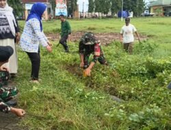 Antisipasi Banjir dan Perkuat Sinergitas, Danramil 06/Bajeng dan Camat Bajeng Barat Komandoi Aksi Bersih Lingkungan