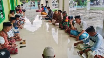 Sinergi di Pelataran Masjid: Babinsa Desa Pencong Koramil 07 Tompobulu Perkuat Silaturahmi Melalui Komsos