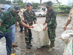 Sinergi Tiga Pilar Bajeng: Danramil, Camat, dan Kapolsek Kompak Bersihkan Tumpukan Sampah di Jalur Poros dan Pasar Limbung