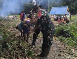 Sinergi Tanpa Batas: Babinsa Gowa Bersama Warga Bahu-Membahu Bersihkan Desa Pasca Cuaca Ekstrem