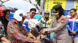 Operasi Keselamatan Pallawa 2026: Kapolres Pelabuhan Makassar Bagikan Helm Gratis
