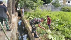 Perkuat Kemanunggalan, Babinsa Tombolo Kodim 1409/Gowa Pimpin Warga Karya Bakti Bersihkan Saluran Air di Jalan Andi Tonro