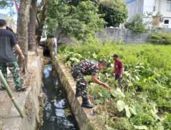 Perkuat Kemanunggalan, Babinsa Tombolo Kodim 1409/Gowa Pimpin Warga Karya Bakti Bersihkan Saluran Air di Jalan Andi Tonro
