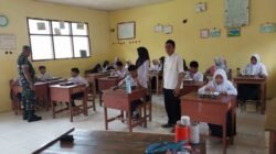 Pastikan Nutrisi Siswa Terpenuhi, Babinsa Buakkang Kodim 1409/Gowa Kawal Distribusi Makan Bergizi Gratis di MTS Guppi Sapakeke