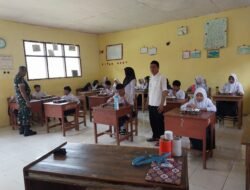 Pastikan Nutrisi Siswa Terpenuhi, Babinsa Buakkang Kodim 1409/Gowa Kawal Distribusi Makan Bergizi Gratis di MTS Guppi Sapakeke