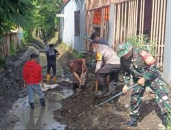 Wujudkan “Gowa Annangkasi”, Babinsa Bontoala Kodim 1409/Gowa dan Warga Bahu-Membahu Bersihkan Lingkungan Cegah Genangan Air di Dusun Taborong