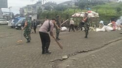 Aksi Bersih Pasar Sentral Malino, Danramil Tinggimoncong Gandeng Polri dan Pelajar