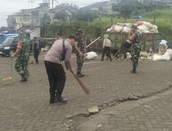 Aksi Bersih Pasar Sentral Malino, Danramil Tinggimoncong Gandeng Polri dan Pelajar