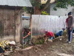 Cegah Drainase Tersumbat, Babinsa Tompobulu Kodim 1409/Gowa dan Warga Malakaji Kompak Bersihkan Selokan Pasar