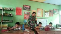 Kawal Gizi Pelajar SDI Manpua, Babinsa Tompobulu Pastikan Distribusi MBG Higienis dan Tepat Sasaran