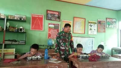 Kawal Gizi Pelajar SDI Manpua, Babinsa Tompobulu Pastikan Distribusi MBG Higienis dan Tepat Sasaran