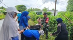 Kompak! TNI dan Warga Timbuseng Bahu-Membahu Tata Kebersihan Jalan dan Area Perkantoran Desa