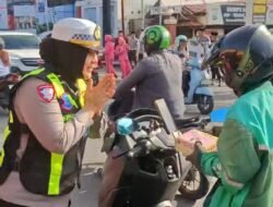Senyum di Simpang Jalan, Polres Pelabuhan Makassar Tebar Takjil dan Kepedulian di Bulan Ramadhan