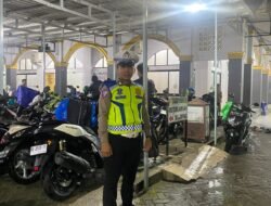Hadir di Tengah Jamaah, Personel Polres Gowa Amankan Salat Tarawih di Sejumlah Masjid
